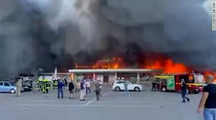 Rusia lanza ataque aéreo a centro comercial en Ucrania | Video