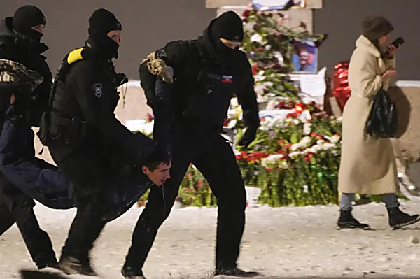 Εκατοντάδες κρατούνται σε όλη τη Ρωσία σε συγκεντρώσεις στη μνήμη του Ναβάλνι