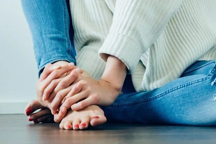 5 Cara Mengatasi Tumit Kaki Sakit Agar Tidak Kambuh Lagi