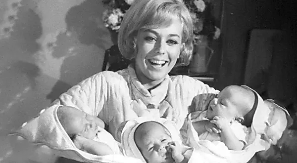 [Photos] Três estranhos idênticos: a inacreditável história de trigêmeos separados na maternidade