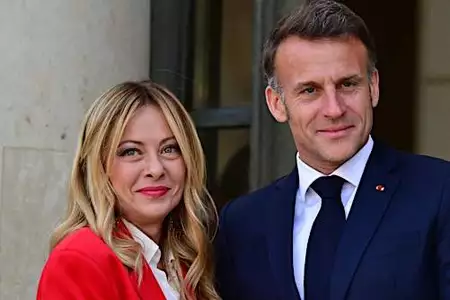 Giorgia Meloni reçue par Emmanuel Macron à l’Élysée : sa voiture italienne a attiré tous les regards, voici pourquoi