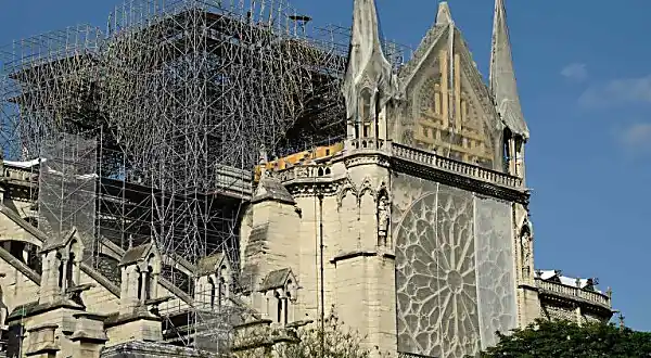 Relógio da Notre-Dame poderá ser reconstruído após descoberta 'milagrosa'