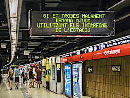 Així seran les noves pantalles futuristes del metro de Barcelona