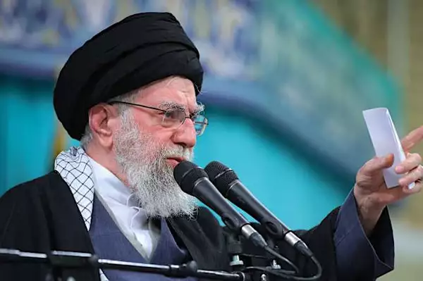 "Tout est sous contrôle": l'Iran affirme que l'ayatollah Ali Khamenei est vivant après les frappes américaines et israéliennes