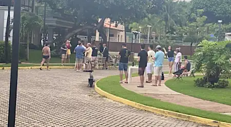 Vizinhos saem do isolamento pra assistir à apresentação de Xand Avião na  porta da casa do artista