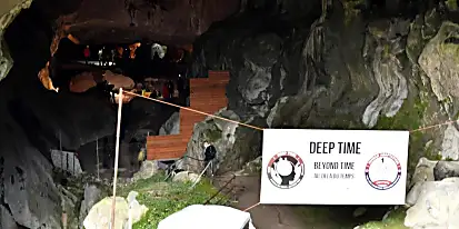 Γάλλοι εθελοντές αναδύονται από το σπήλαιο μετά από μελέτη απομόνωσης 40 ημερών