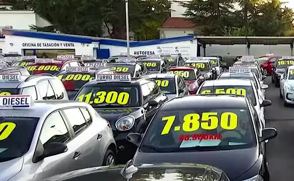 Caracas: Los carros nuevos sin vender casi se regalan.