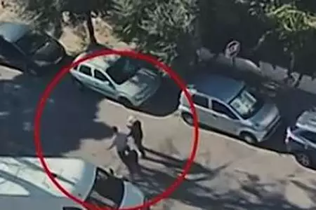 «Είμαι φασίστας, σφάξε τον»: Το βίντεο της επίθεσης των νεοναζί κατά του 32χρονου στην Ελευσίνα