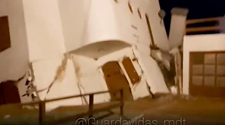 El impactante momento en que el mar derrumba una casa en Argentina