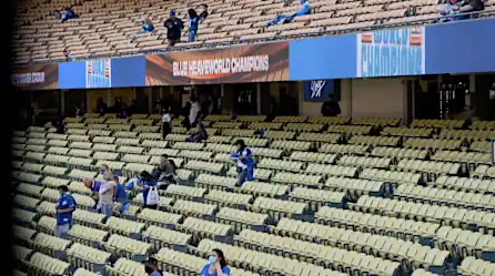 Crean área especial para personas vacunadas contra covid-19 en partido de los Dodgers | Video