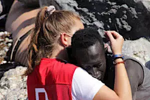 Muere en Málaga el migrante senegalés cuyo abrazo a una voluntaria de Cruz Roja se hizo viral