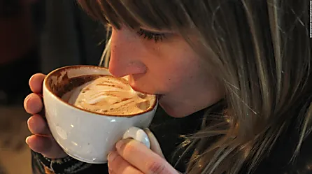 Tomar café todos los días puede cambiar la estructura de tu cerebro, según estudio | Video