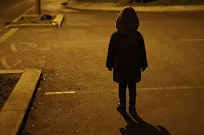 Bimba di 3 anni senza pigiamino vaga per strada alle 4 la mattina: trovata da un passante