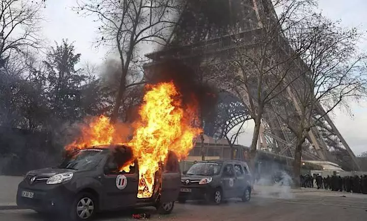 Gilets jaunes: le mur de verre de la Tour Eiffel vandalisé lors des violences à Paris