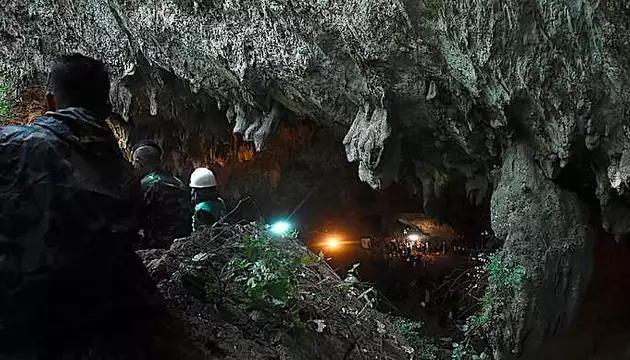 Equipes drenam água de caverna para facilitar resgate de meninos