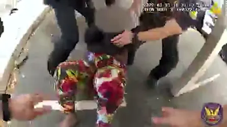 Video registra a policía golpeando a una adolescente en la cara