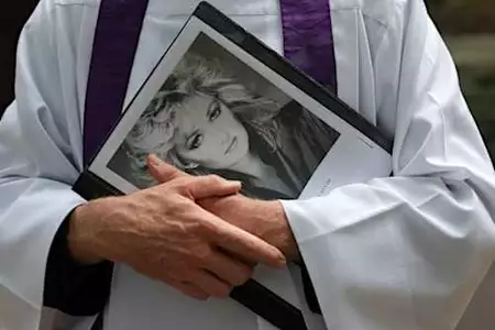Χιλιάδες θαυμαστές αποχαιρετούν τη Μπόνι Τάιλερ: «Ήταν πάντα μια σταρ, αλλά ποτέ ντίβα»