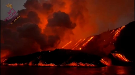 Como escena del apocalipsis, mira el delta lávico tocar el mar en La Palma