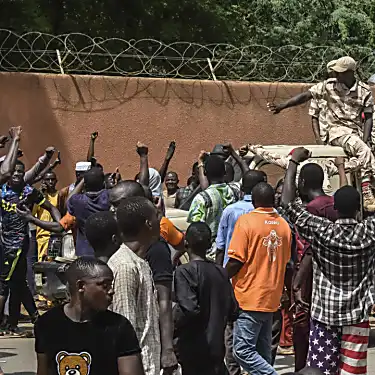 Οι πραξικοπηματίες του Νίγηρα κατηγορούν τη Γαλλία ότι θέλει να «παρέμβει στρατιωτικά»