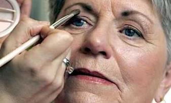 10 Makeup Tips All Women Over 50 Should Know About [Photos]