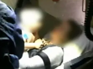 Οι Dingoes σύρουν το 14μηνο μωρό έξω από το τροχόσπιτο καθώς κοιμούνται οι γονείς του