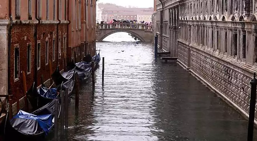 Veneza fecha praça de São Marcos devido a nova inundação