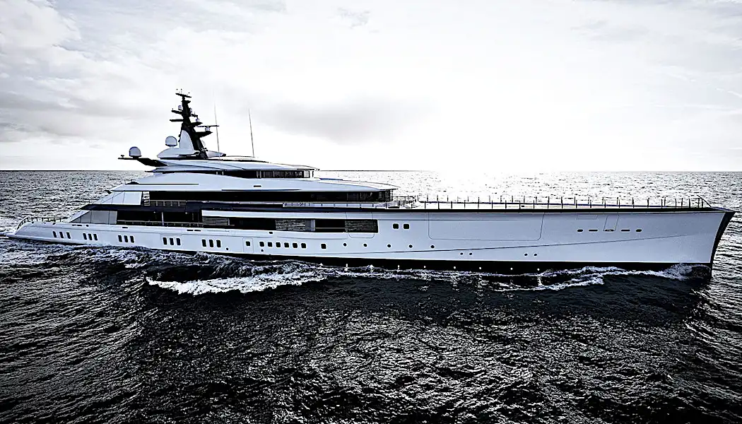 Jerry Jones leva para o alto mar em Superyacht luxuoso