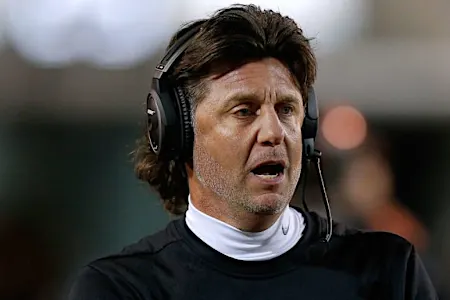 ΕΚΘΕΣΗ: Το Oklahoma State κόβει το μπλουζάκι Pay Over OAN του Mike Gundy