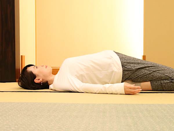 1分の体操で食べ過ぎのおなかがラクになる！