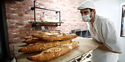 Βαρέλια από μπαγκέτες: Οι Γάλλοι προσαρμόζουν τις συνήθειες αγοράς ψωμιού στο κλείδωμα του κοροναϊού