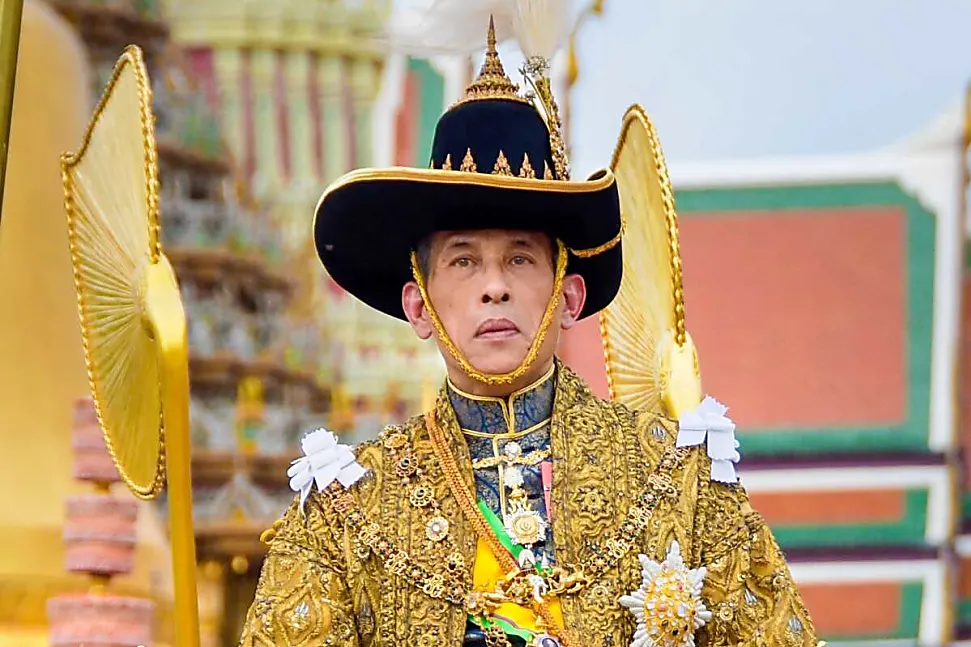 Le roi de Thaïlande nu au milieu de ses gardes du corps : gêne de ses voisins allemands