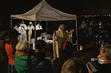 Ο Επίσκοπος του Arras γιορτάζει τη χριστουγεννιάτικη λειτουργία μαζί με μετανάστες από το Καλαί