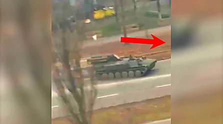 Tanque de guerra a alta velocidad arrolla a su paso automóvil en Ucrania