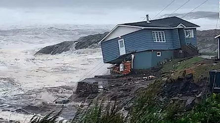 La furia de Fiona arrastra casas enteras al mar en la costa de Canadá luego de tocar tierra