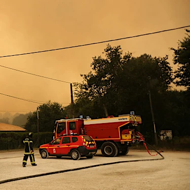 Εκατοντάδες άνθρωποι στη νοτιοδυτική Γαλλία απομακρύνθηκαν από τα σπίτια τους λόγω των πυρκαγιών