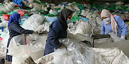 Οι Τυνήσιοι ανακυκλωτές αγωνίζονται να αντιμετωπίσουν τα βουνά των απορριμμάτων