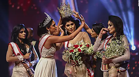 Arrebatan la corona a ganadora de concurso de belleza en Sri Lanka