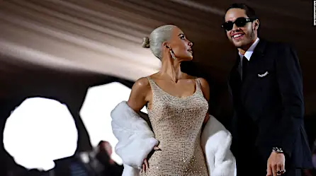 Organización dice que Kim Kardashian sometió a estrés el vestido de Marylin Monroe
