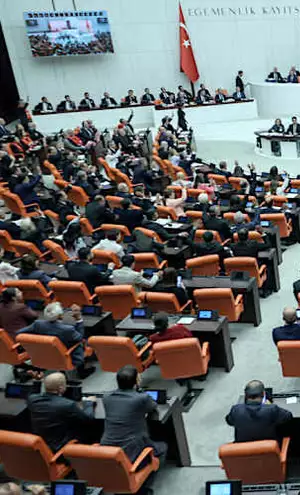 Οι Τούρκοι βουλευτές στηρίζουν τον ιστορικό νόμο για την επανένταξη των Κούρδων μαχητών του ΡΚΚ Οι Τούρκοι βουλευτές στηρίζουν τον ιστορικό νόμο για την επανένταξη των Κούρδων μαχητών του ΡΚΚ