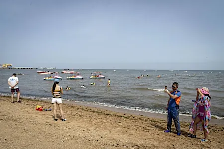 A 'capital das roupas de banho' da China espera impaciente as pessoas voltarem para a praia