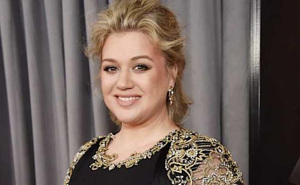 Kelly Clarkson Looks Visibly Upset In First Photos Since Filing For Divorce