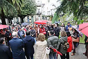 Ferrol acoge una concentración con más de cien personas a favor de Pedro Sánchez: «Aquí hai simpatizantes do PSOE pero tamén doutros partidos»