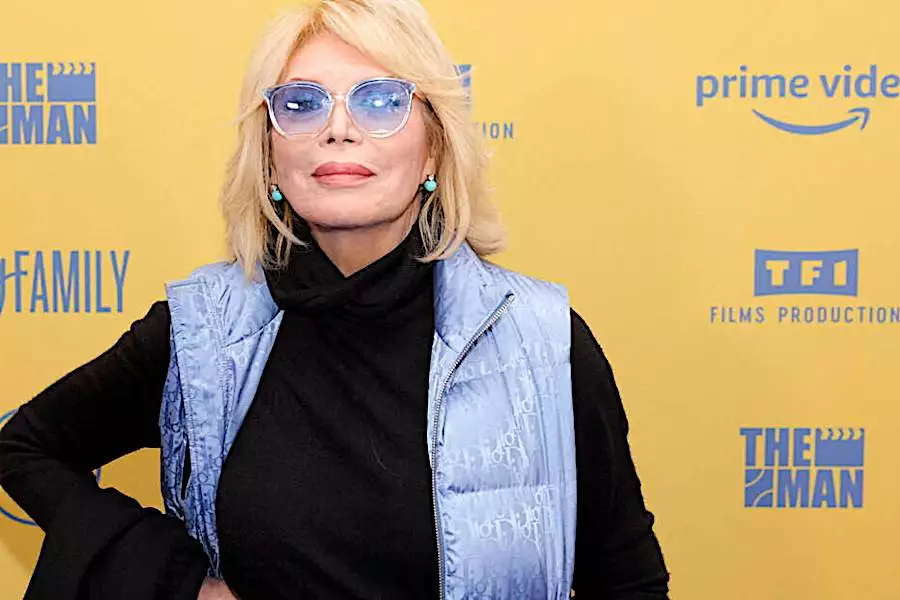 "On se voyait ouvertement" : Amanda Lear raconte sa folle histoire d'amour avec le chanteur David Bowie