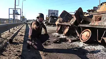 Reportero de CNN descubre que está agachado junto a una granada mientras transmite en vivo | Video
