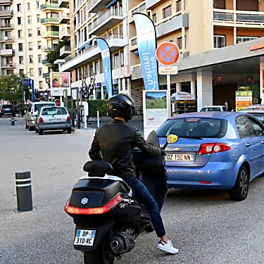 Οι Γάλλοι αυτοκινητιστές αγωνίζονται για καύσιμα καθώς η απεργία μειώνει την προσφορά