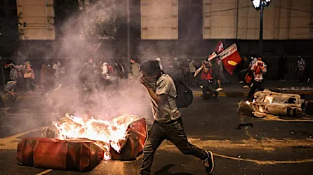 Congreso de Perú discute situación legal de Pedro Castillo mientras las protestas en el país aumentan