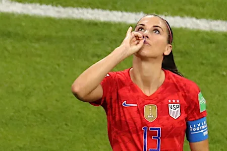 Ο Alex Morgan σημείωσε διπλό πρότυπο μετά από να πάρει κριτική για την γιορτή του στόλου εμπνευσμένη από την Sophie Turner