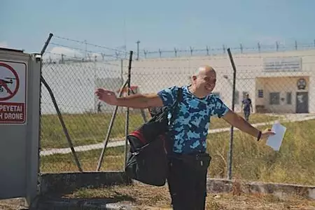 Αποφυλακίστηκε ο Νίκος Μαζιώτης - Οι πρώτες εικόνες από την έξοδό του από τον Δομοκό