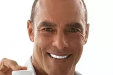 Ator revela novo clareador dental caseiro e vira febre no Brasil Ator revela novo clareador dental caseiro e vira febre no Brasil