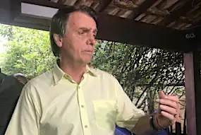 Bolsonaro barra Folha e outros jornais em primeira entrevista coletiva como presidente eleito